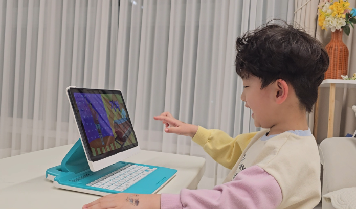 태블릿으로 누리과정을 학습하는 아이