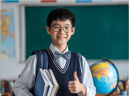 교실에서 교재를 들고 있는 학생